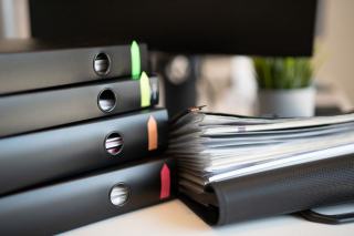 Dossiers et documents juridiques classés sur un bureau
