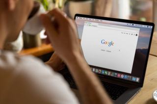 Ordinateur portable affichant un moteur de recherche d'entreprises