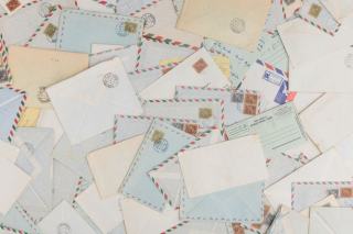 Lettre recommandée et factures posées sur un bureau