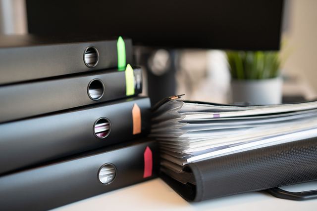 Documents juridiques d'une société Dossiers et documents juridiques classés sur un bureau